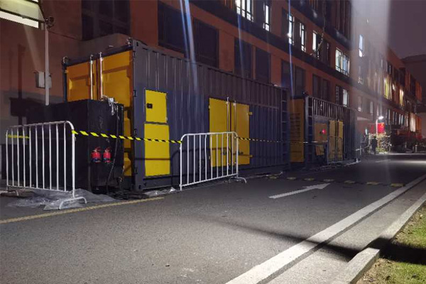 福田柴油发电机组的输出电压是如何调节的？