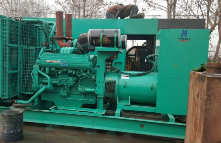 福田发电机组如何判断水冷式机油散热器内部是否需要清洗？